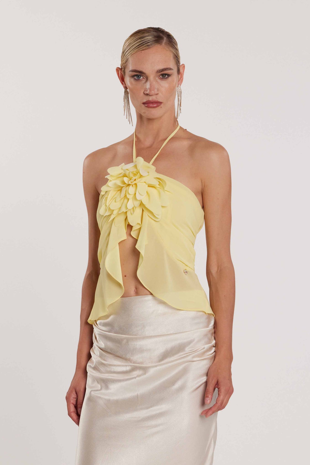 Top TENERAFY corto con gale più fiore spilla più bottoncini sul retro art. RCP2603009010 Donna Relish Primavera Estate 2026