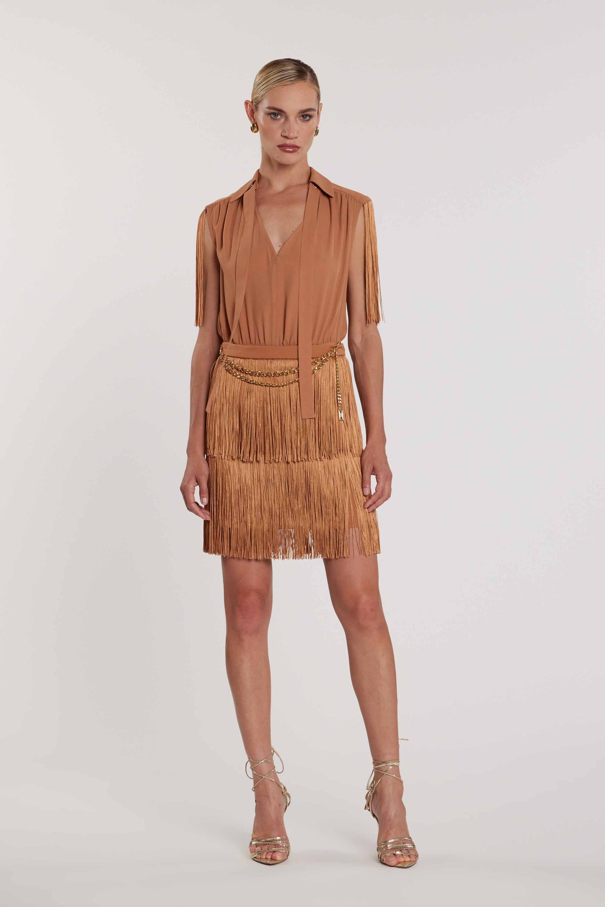 Abito CHANNEL corto tubino scollo a V profondo con frange più catena art. RCP2609006006 Donna Relish Primavera Estate 2026