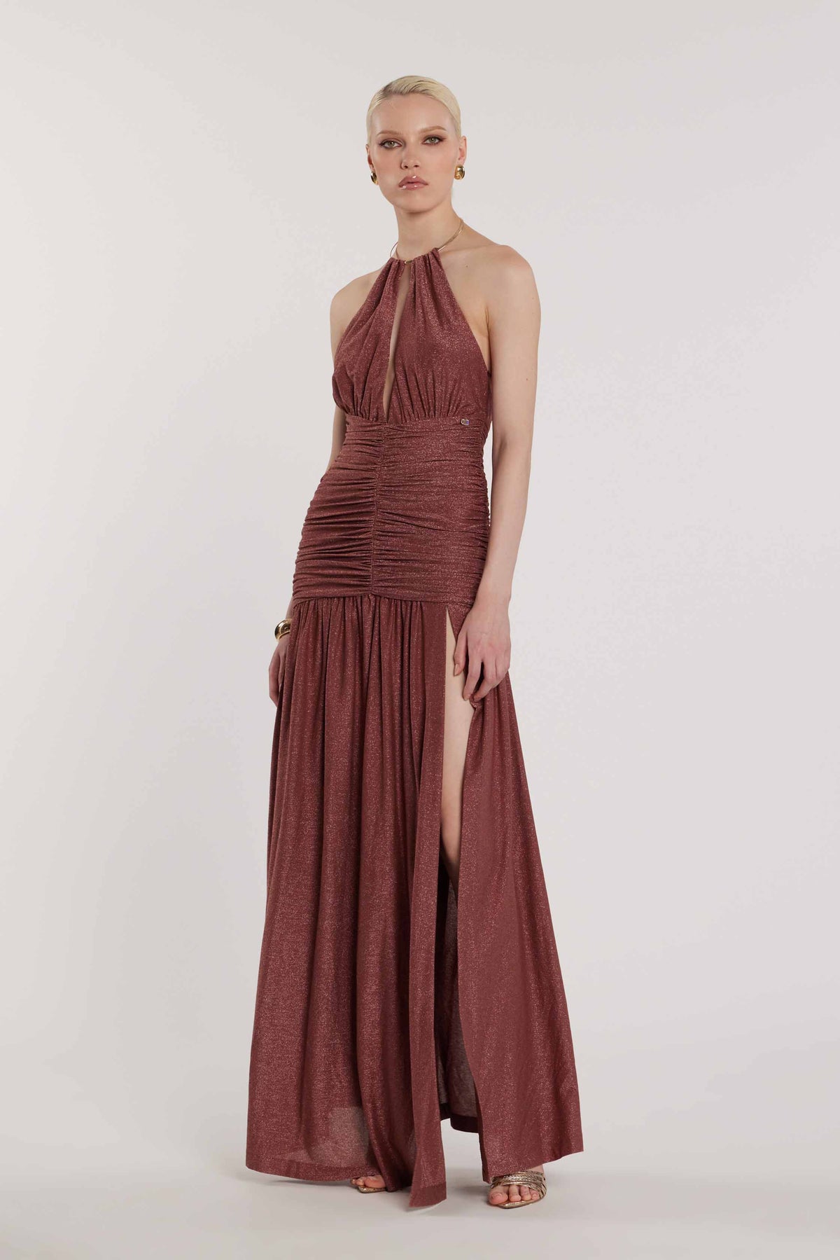 Abito GARKO lungo scollo a V profondo più spacco più arricciatura più accessorio collana lurex art. RCP2609666018 Donna Relish Primavera Estate 2026