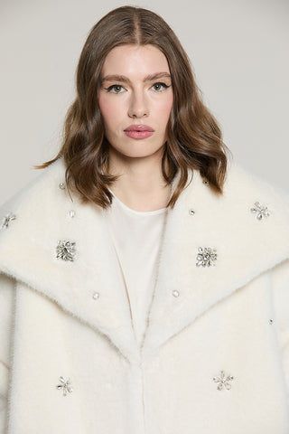 Pelliccia VIRGYN_LONG eco manica lunga con collo ampio + tasche + ganci + castoni + pietre - RDA2605009007 - Relish Autunno/Inverno 2026