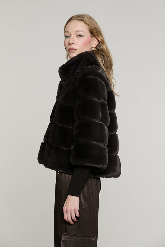 Pelliccia MARILA eco manica lunga con polsi costina + bott.gioiello - RDA2605009010 - Relish Autunno/Inverno 2026