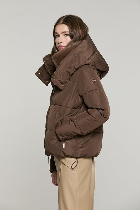 Piumino PORONGIS corto manica lunga con cappuccio + bordo ecopelliccia staccabile + tasche + zip - RDA2605009025 - Relish Autunno/Inverno 2026