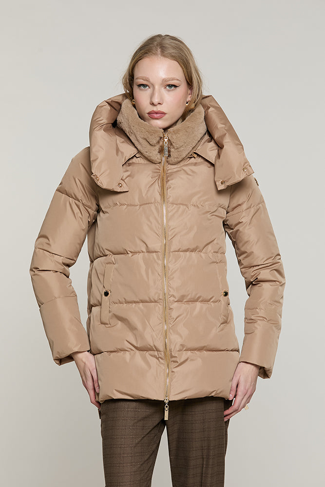 Piumino TERAMIS manica lunga con cappuccio + bordo ecopelliccia staccabile + zip + tasche - RDA2605009026 - Relish Autunno/Inverno 2026