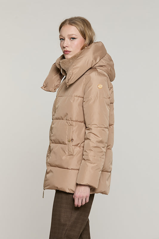 Piumino TERAMIS manica lunga con cappuccio + bordo ecopelliccia staccabile + zip + tasche - RDA2605009026 - Relish Autunno/Inverno 2026