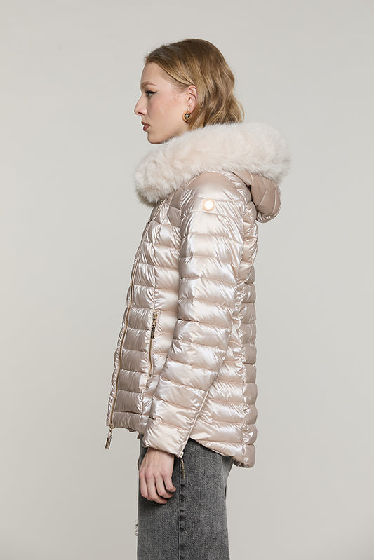 Piumino PYLEM_A manica lunga con ts + zip trasversale + cappuccio + bordo ecopelliccia staccabile - RDA2605009027 - Relish Autunno/Inverno 2026