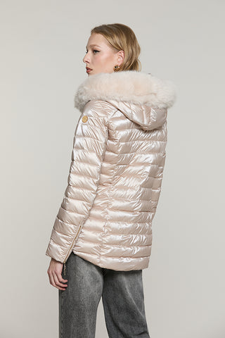Piumino PYLEM_A manica lunga con ts + zip trasversale + cappuccio + bordo ecopelliccia staccabile - RDA2605009027 - Relish Autunno/Inverno 2026
