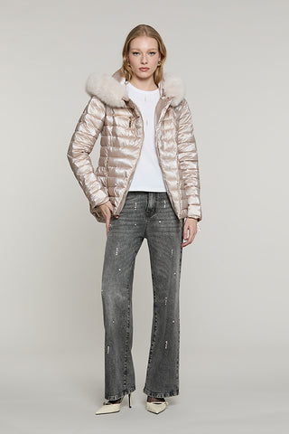 Piumino PYLEM_A manica lunga con ts + zip trasversale + cappuccio + bordo ecopelliccia staccabile - RDA2605009027 - Relish Autunno/Inverno 2026