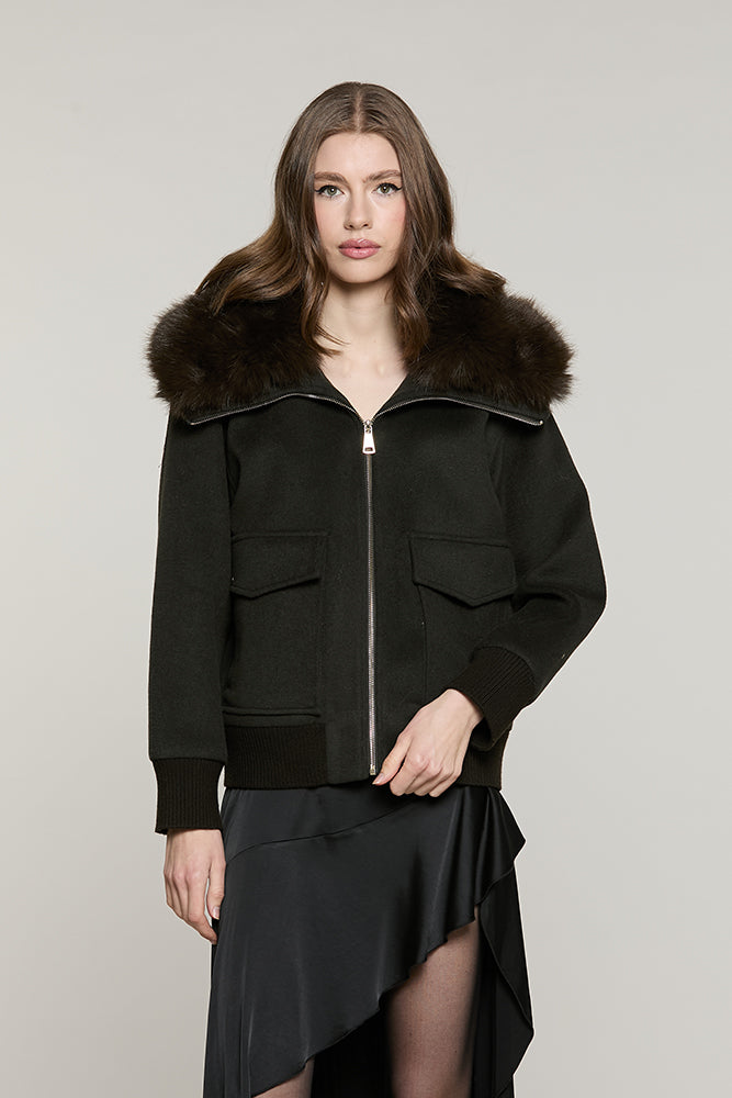 Cappotto SAEZ corto manica lunga con bordi costa con ts + patte + zip + collo ecopelliccia staccabile - RDA2605112016 - Relish Autunno/Inverno 2026