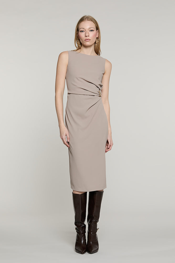 Abito ALAINA midi senza maniche con pieghe + fibbia + spacco - RDA2609006009 - Relish Autunno/Inverno 2026