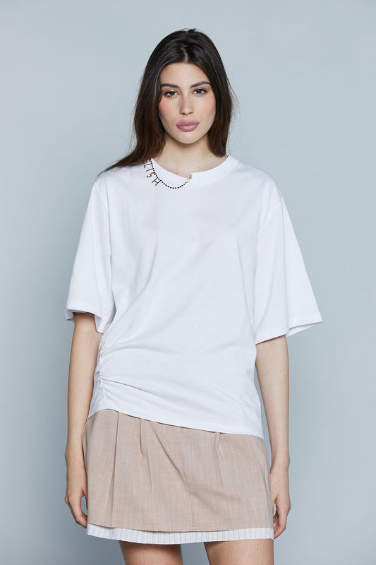 T-Shirt NIMUE M/M Bordo Collo Asimm. con Collana Strass Logo più Arriccio art. RDP2501033024 Donna Relish Primavera Estate 2025