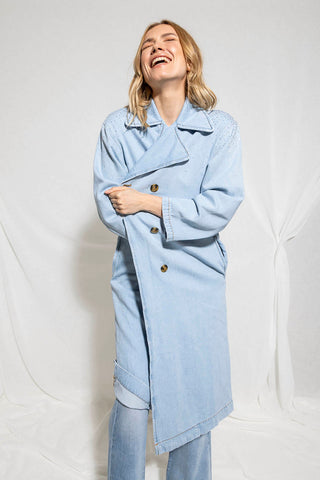 Gabardina BLANCA_20 M/L sin forro con aplicaciones de pedrería, bolsillos y cinturón. Diseño vaquero. RDP2505033004 Mujer Relish Primavera Verano 2025