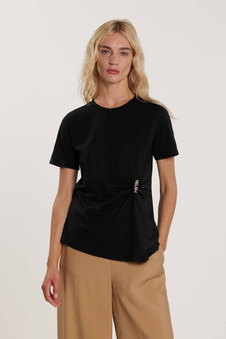 T-Shirt FIRSTY maniche corte con pieghe sul fianco più spilla logo strass asimmetrica art. RDP2601033011 Donna Relish Primavera Estate 2026