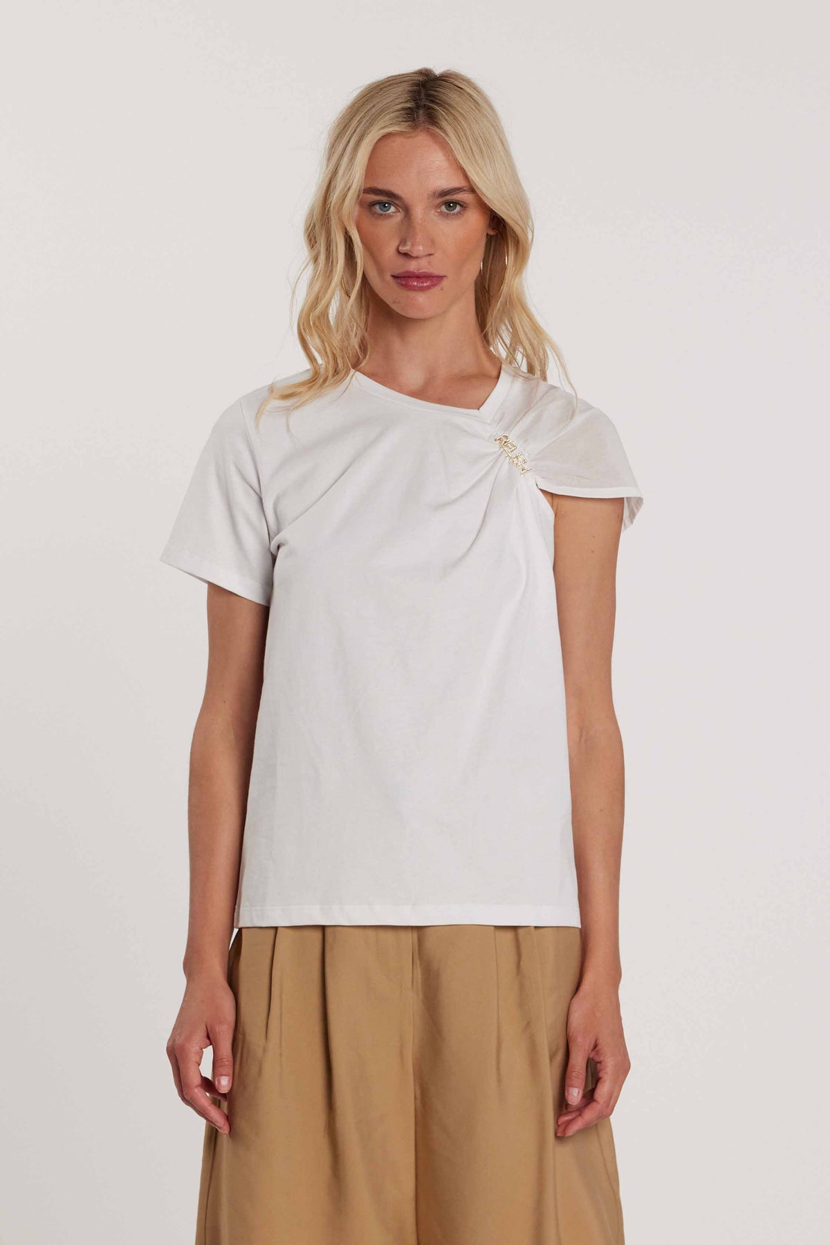 T-Shirt LATERAL maniche corte con arriccio sulla spalla più spilla logo strass art. RDP2601033012 Donna Relish Primavera Estate 2026