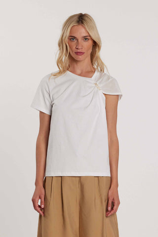 T-Shirt LATERAL maniche corte con arriccio sulla spalla più spilla logo strass art. RDP2601033012 Donna Relish Primavera Estate 2026