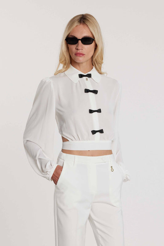 Blusa JANETTE corta maniche lunghe con fiocchi più ciondolo logo più apertura con pannello sulla schiena art. RDP2603009024 Donna Relish Primavera Estate 2026