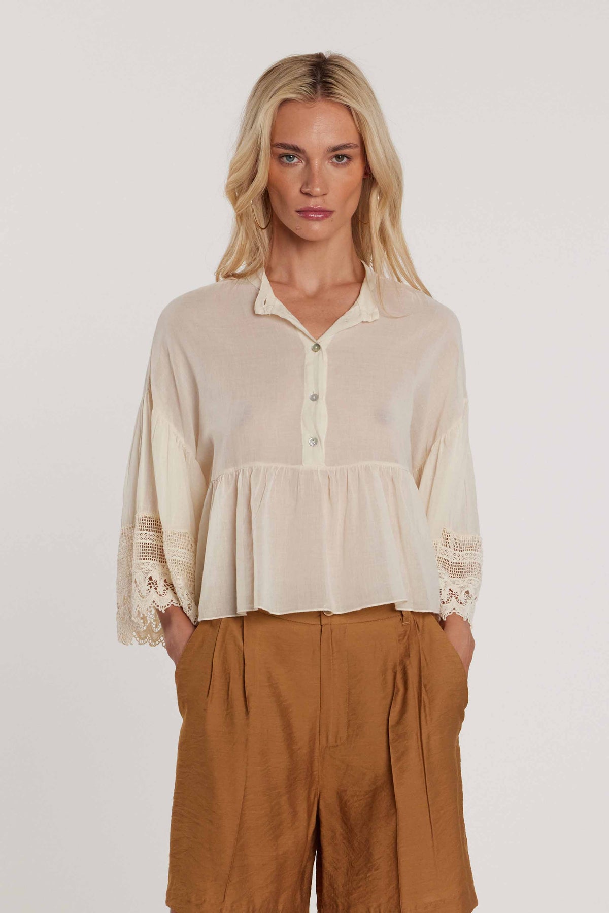 Blusa KROCHET maniche tre quarti farfalla con inserti pizzo collo coreana più balza art. RDP2603033019 Donna Relish Primavera Estate 2026