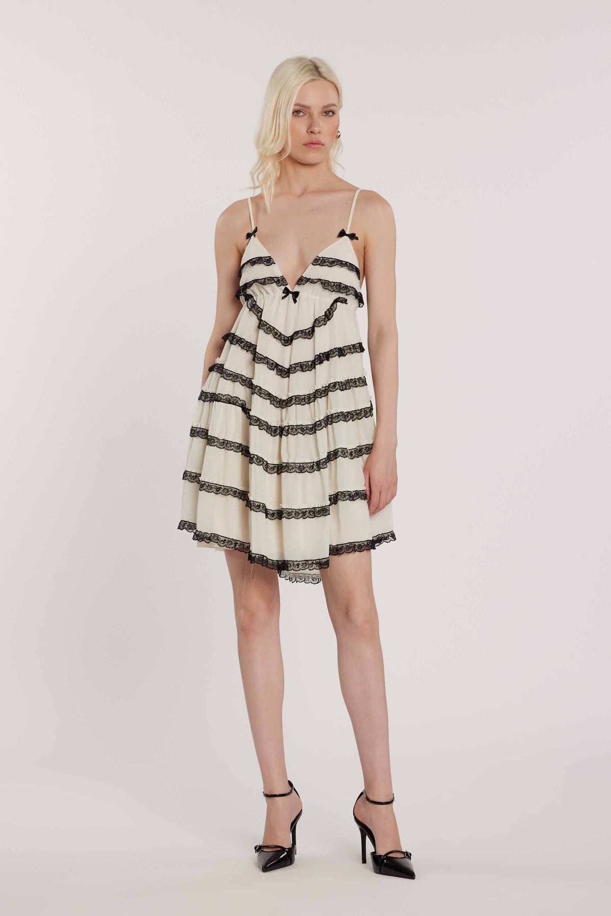 Abito SALMY corto smanicato con rouches pizzo più fiocchetti art. RDP2609009017 Donna Relish Primavera Estate 2026