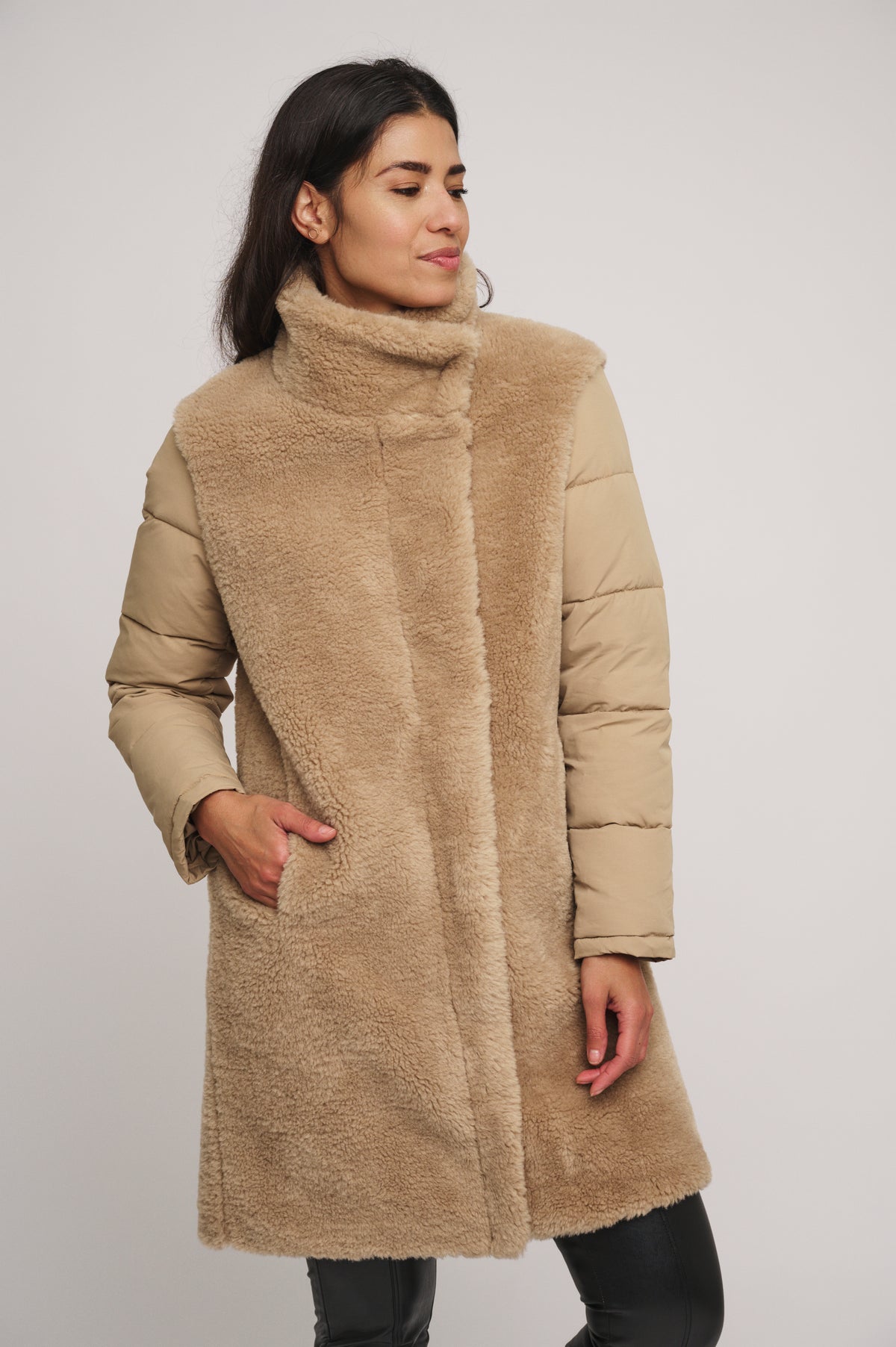 Piumino ecopelliccia ROUKE MIDI LENGTH FAUX FUR COAT WITH PADDED SLEEVES Rino & Pelle Autunno Inverno 2024/25 Sand