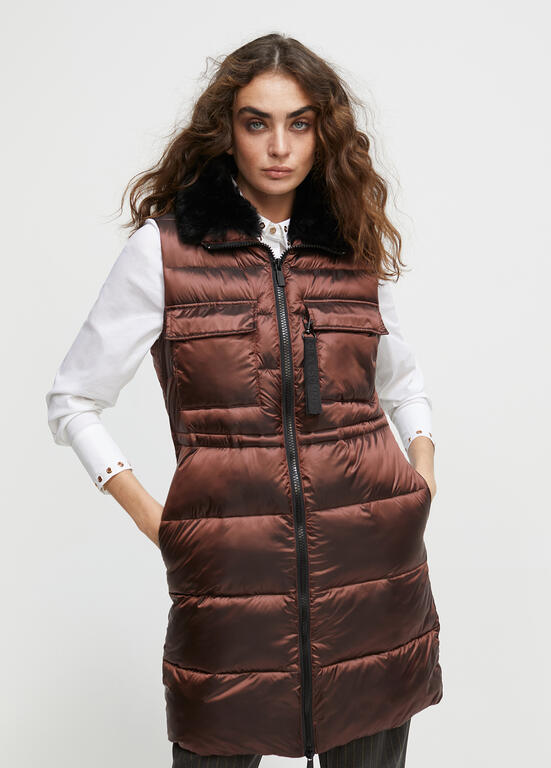 Gilet Midi Metallizzato Con Collo In Pelliccia - Lola Casademunt Autunno/Inverno 2024/25 - LF2401026