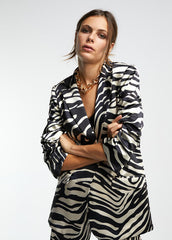 Blazer in raso stampa zebra  - Lola Casademunt Autunno/Inverno 2024/25 - LF2402008