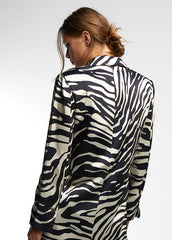 Blazer in raso stampa zebra  - Lola Casademunt Autunno/Inverno 2024/25 - LF2402008