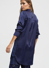 Blusa in satin con cintura e fettuccia sportiva BLU NOTTE - Lola Casademunt Autunno/Inverno 202425 - LF2415003